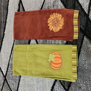 VINTAGE EAST WEST EMBROIDERED SUNFLOWER & PUMPKIN SET-OF-2 KITCHEN TOWELS